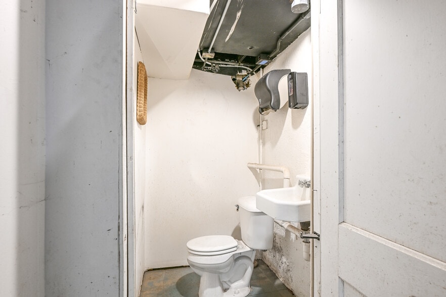 More Photos Of 5901 W Vliet St, Milwaukee Storefront Retail Residential For Lease