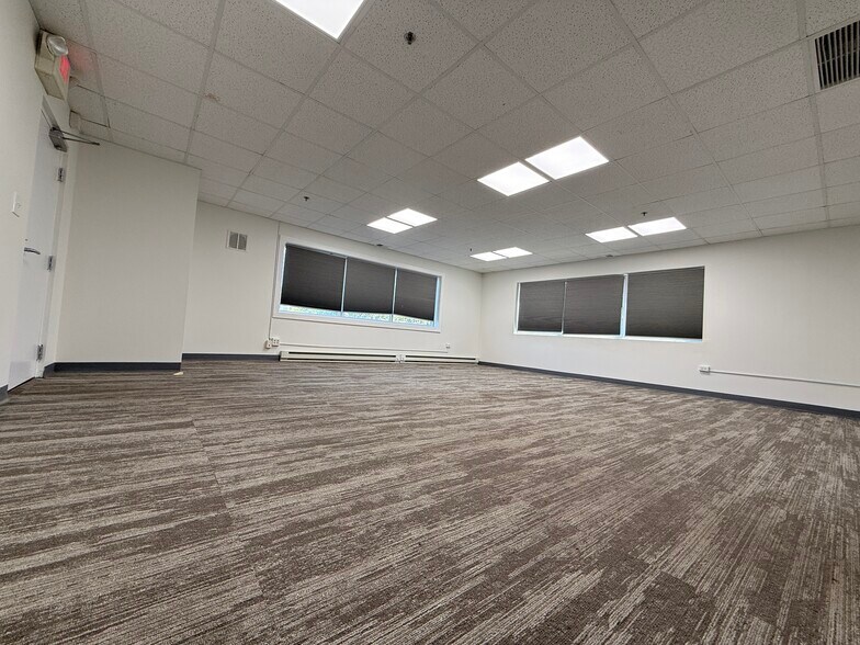 More Photos Of 105 Schelter Rd, Lincolnshire Office For Lease