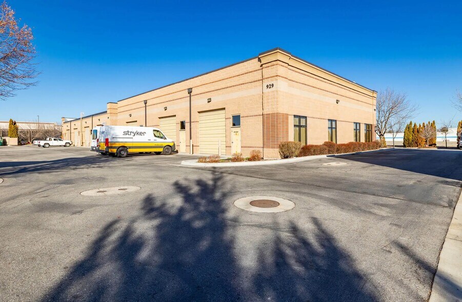 More Photos Of 929 S Industry Way, Meridian Showroom For Lease