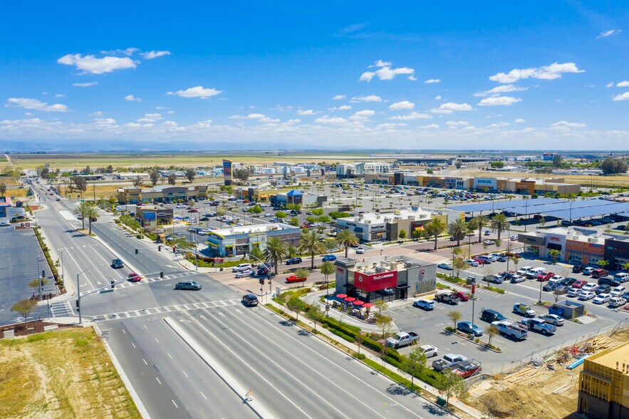 More Photos Of 550 Woollomes Ave, Delano Freestanding For Sale