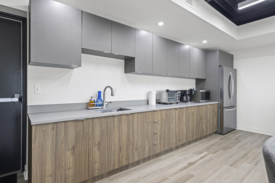 More Photos Of 23936 Industrial Park Dr, Farmington Hills Warehouse For Sale