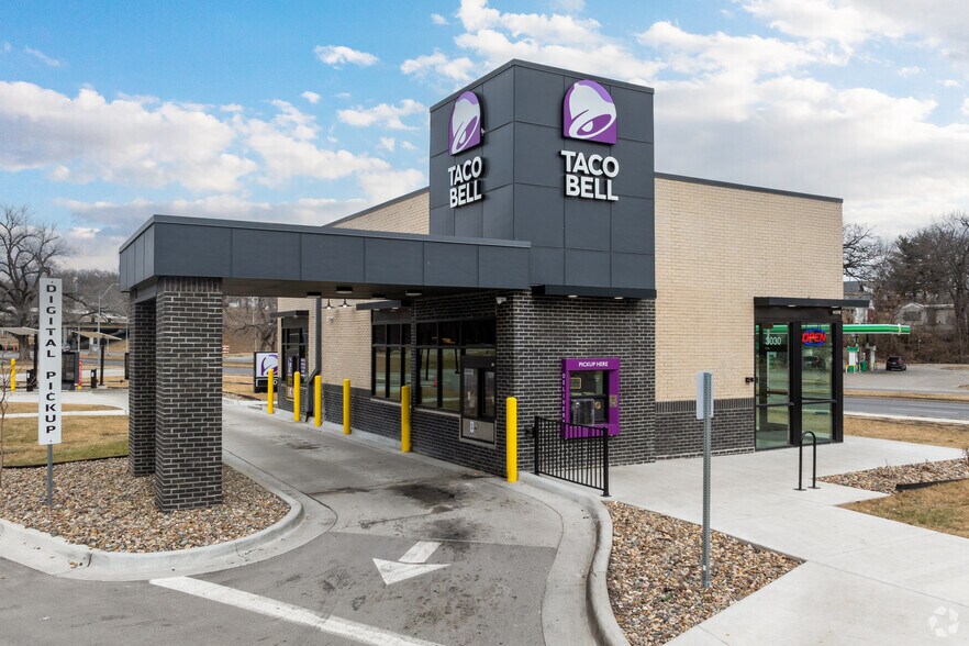 Primary Photo Of 3030 Van Brunt Blvd, Kansas City Fast Food For Sale