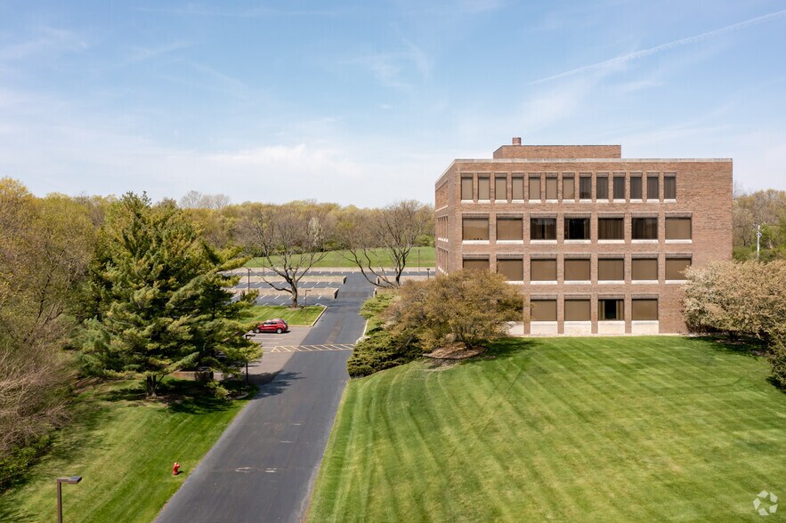 More Photos Of 2000 S Batavia Ave, Geneva Office For Lease