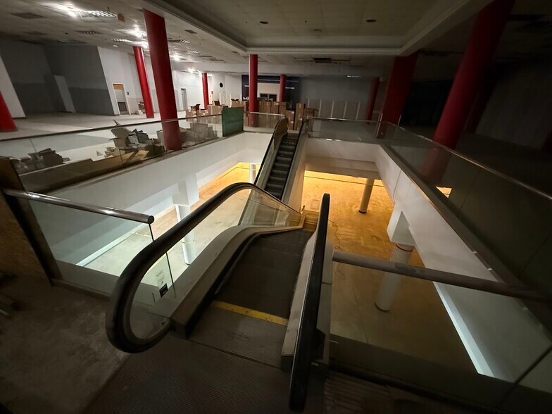 More Photos Of 2700 Miamisburg Centerville Rd, Dayton Department Store For Lease