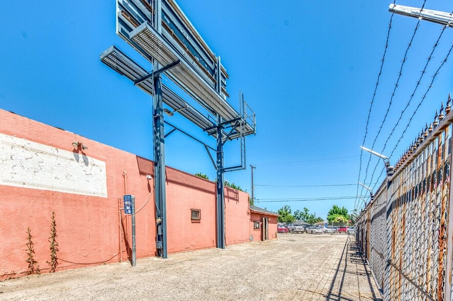 More Photos Of 2403-2405 E Clinton Ave, Fresno General Retail For Sale