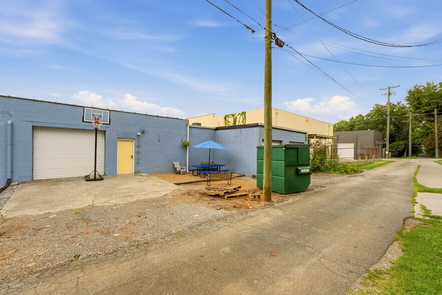 More Photos Of 303-311 E Anderson Ave, Knoxville Warehouse For Lease