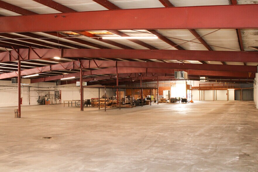 More Photos Of 10980 Enterprise Ave, Bonita Springs Warehouse For Lease
