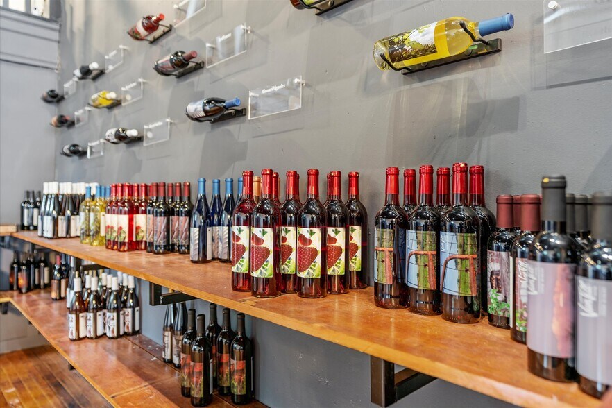 More Photos Of 415 S Thompson Ave, Excelsior Springs Bar For Sale