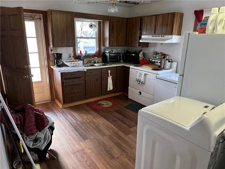 More Photos Of 126 6th Ave, South Charleston Flex For Sale