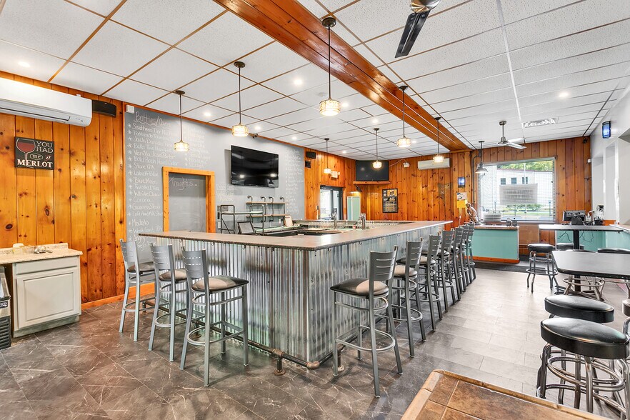 More Photos Of 715 Craigdell Rd, New Kensington Bar For Sale