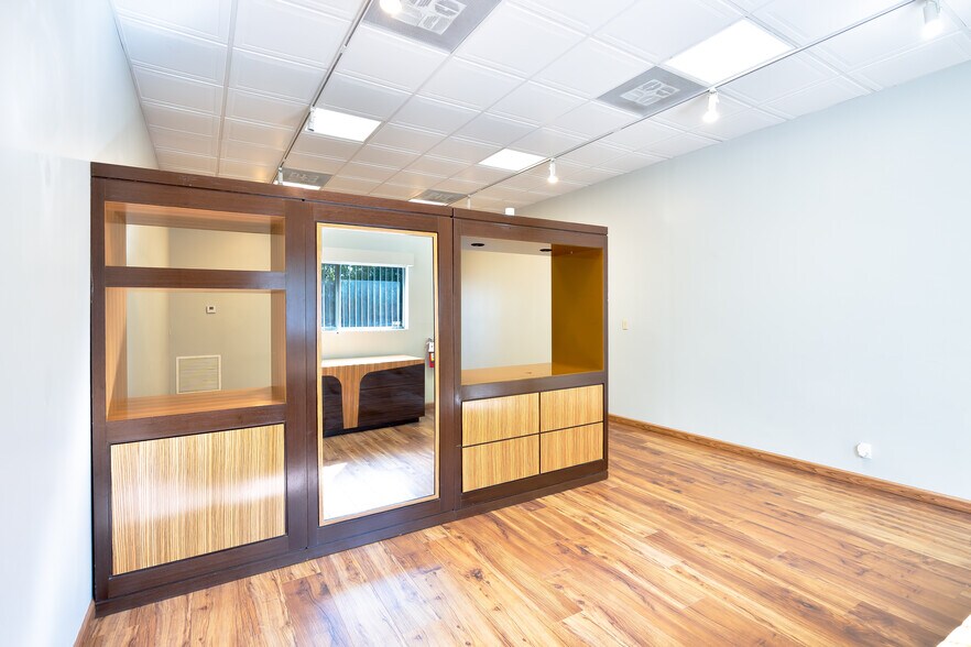 More Photos Of 2301-2325 NW 30th St, Oakland Park Warehouse For Sale