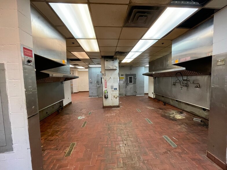 More Photos Of 364 Maine Mall Rd, South Portland Unknown For Lease