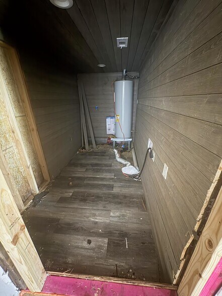 More Photos Of 210 Vista Rd, Pasadena General Retail For Sale
