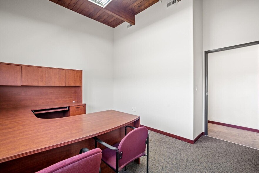 More Photos Of 4415 Burdick Expy E, Minot Office For Lease