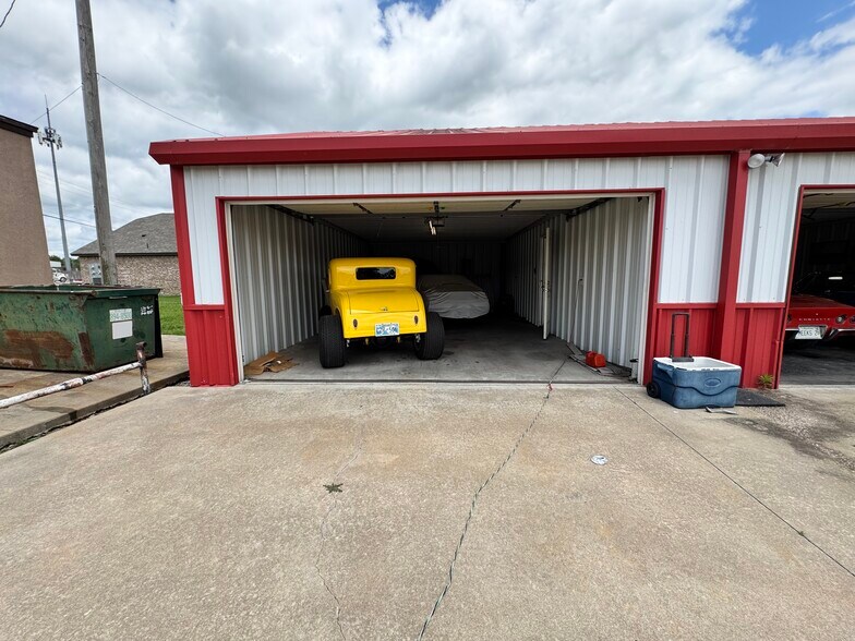More Photos Of 204 W Rogers Blvd, Skiatook General Retail For Sale