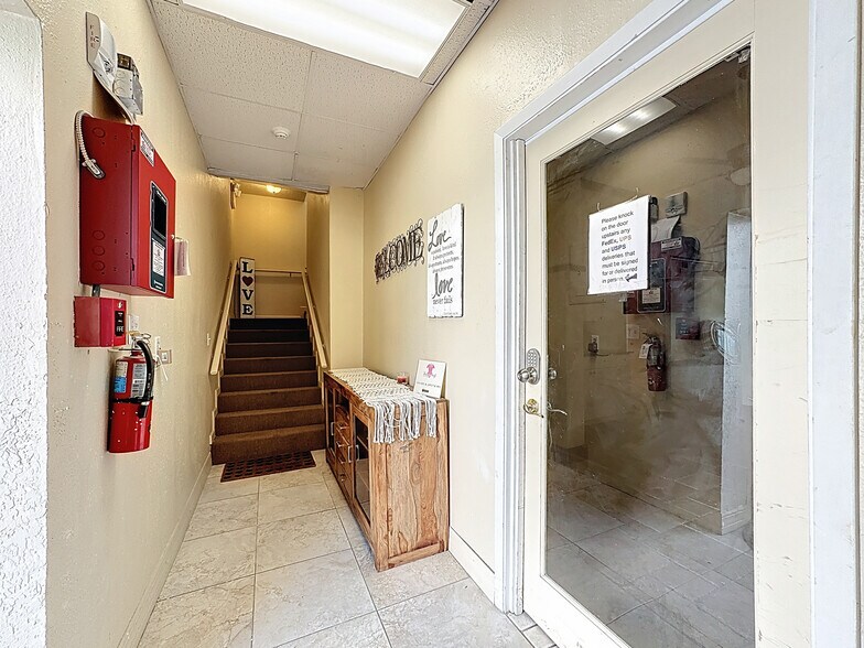 More Photos Of 1007 Manatee Ave, Bradenton Storefront Retail Office For Sale