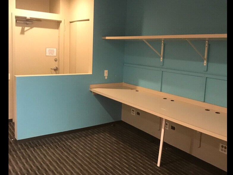 More Photos Of 421 W North Ave, Chicago Storefront Retail Office For Lease