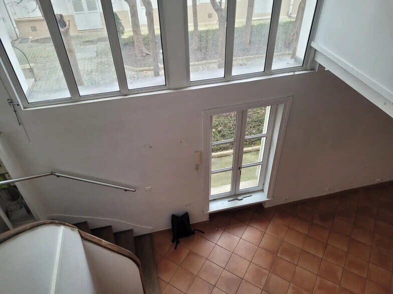 More Photos Of 11 Rue Chateaubriand, Paris Office For Sale