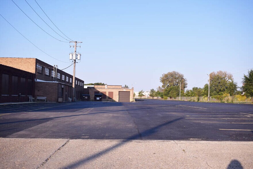 More Photos Of 2501 9th St, Rockford Warehouse For Sale