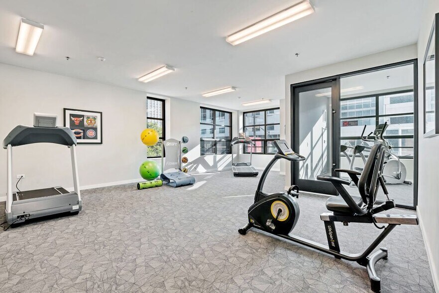 More Photos Of 6418 N Sheridan Rd, Chicago Apartments For Lease