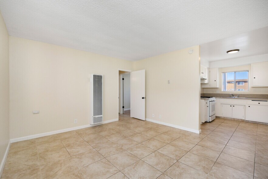More Photos Of 4055 W 129th St, Hawthorne Apartments For Sale