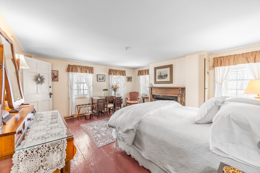 More Photos Of 40 Union St, Blue Hill Hospitality For Sale