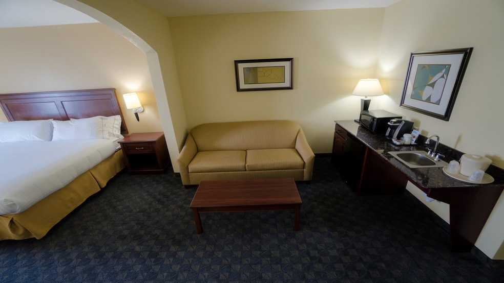 More Photos Of 3119 Perryton Pkwy, Pampa Hotel For Sale