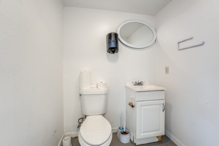 More Photos Of 4515 Smith Rd, Von Ormy Truck Terminal For Lease