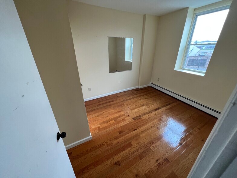 More Photos Of 839 Elizabeth Ave, Elizabeth General Retail For Sale