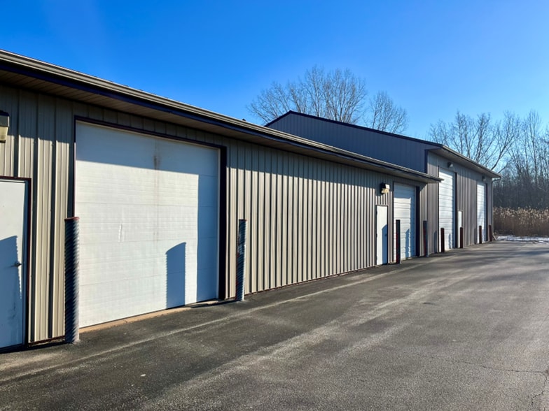 More Photos Of 2223 Woodale Ave, Howard Warehouse For Lease