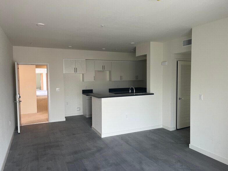 More Photos Of 10555 Bloomfield St, Toluca Lake Apartments For Sale