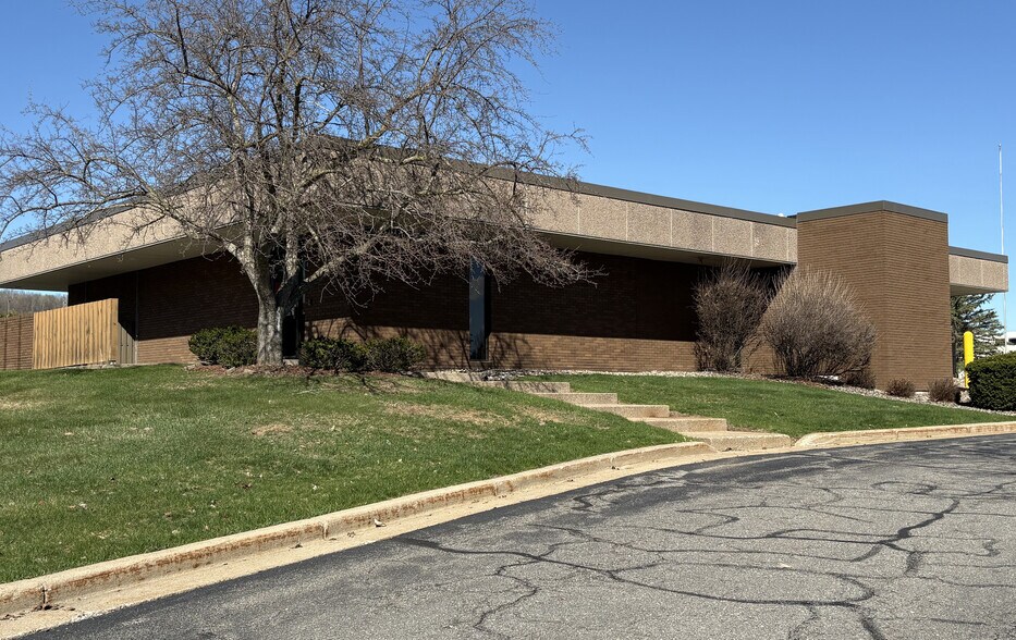 Primary Photo Of 2755 Plaza Dr, Wausau Bank For Sale