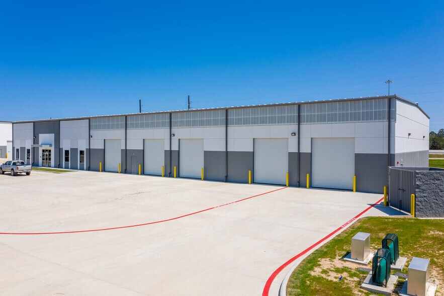 More Photos Of 13915 Service Center Dr, Tomball Warehouse For Sale