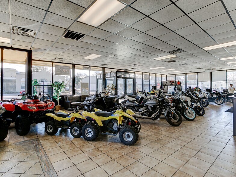 More Photos Of 2007-2015 E 11th St, Tulsa Auto Dealership For Sale