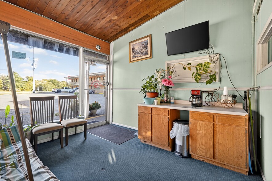 More Photos Of 16 S Country Club Rd, Decatur Hotel For Sale