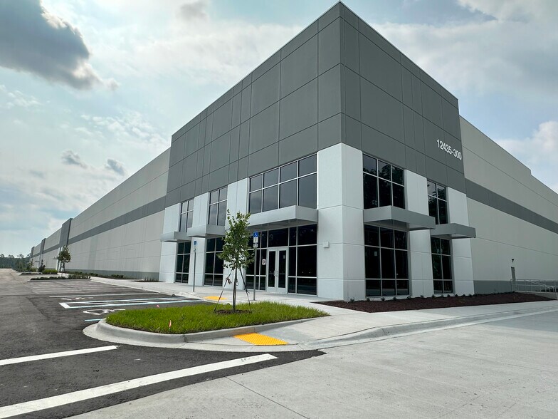 More Photos Of 12435 Lem Turner Rd, Jacksonville Unknown For Lease