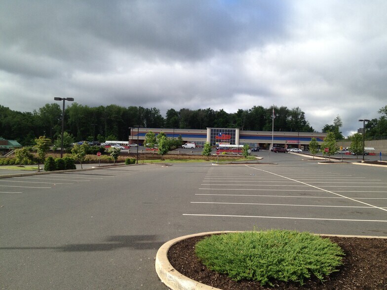 More Photos Of 645 Poquonock Ave, Windsor Unknown For Lease