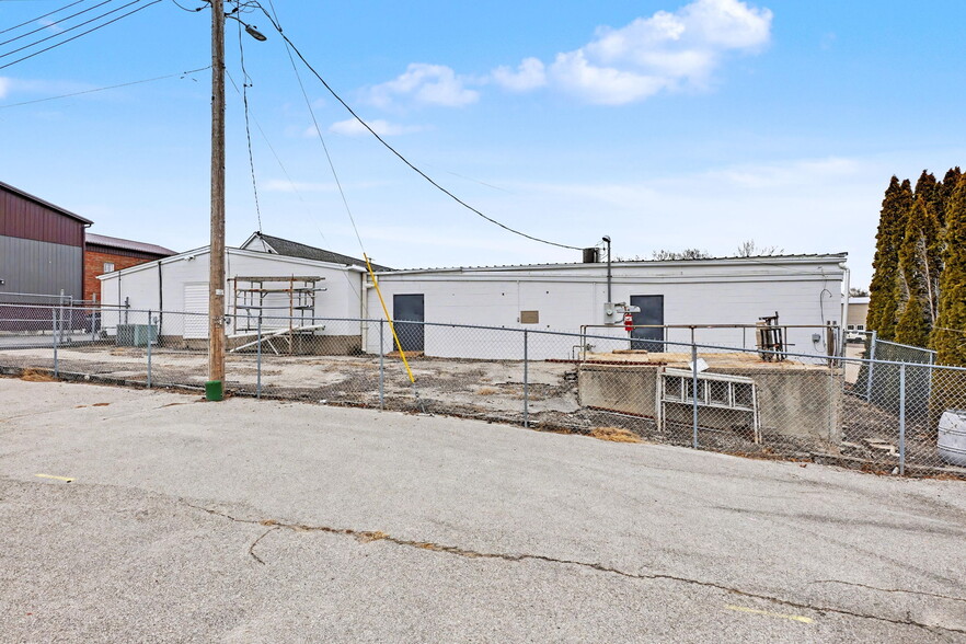More Photos Of 9420-9424 MO-100, New Haven General Retail For Sale