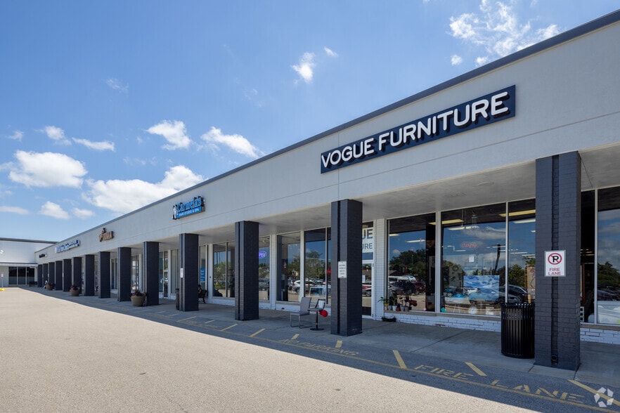 More Photos Of 4125-4193 Dundee Rd, Northbrook Storefront For Lease