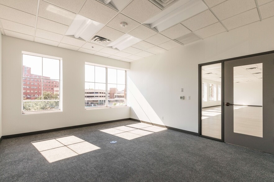 More Photos Of 1100-1120 Classen Dr, Oklahoma City Unknown For Lease