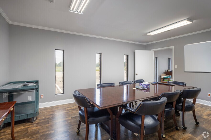 More Photos Of 847 W Main St, Lake City Warehouse For Lease