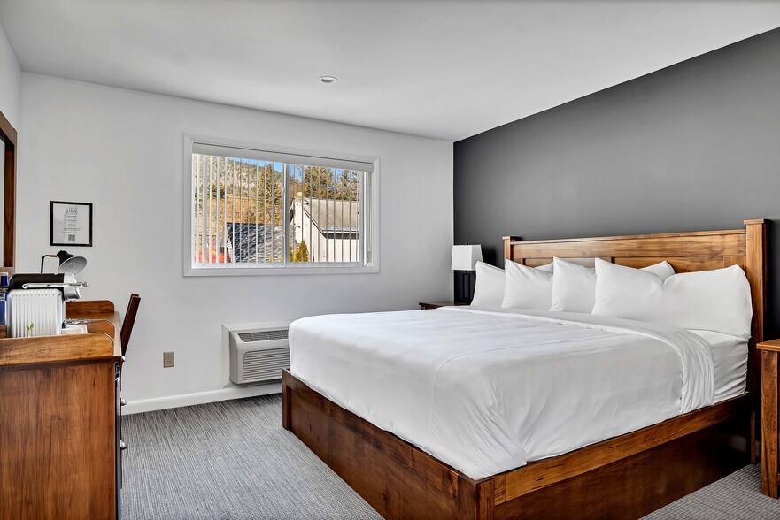 More Photos Of 12 McGillis Ave, Lake George Hotel For Sale