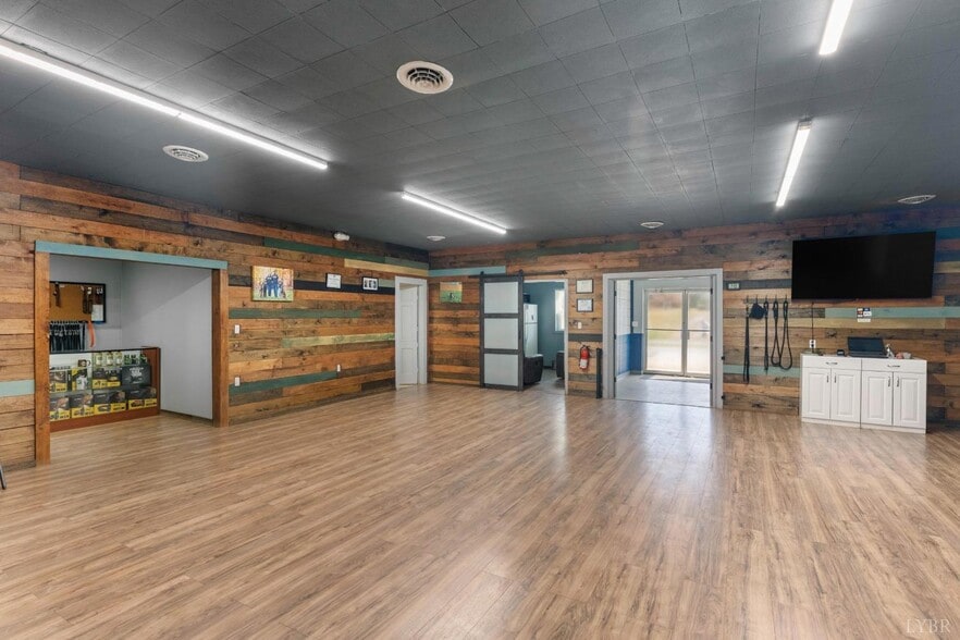 More Photos Of 273 Riverbend Rd, Altavista Showroom For Sale