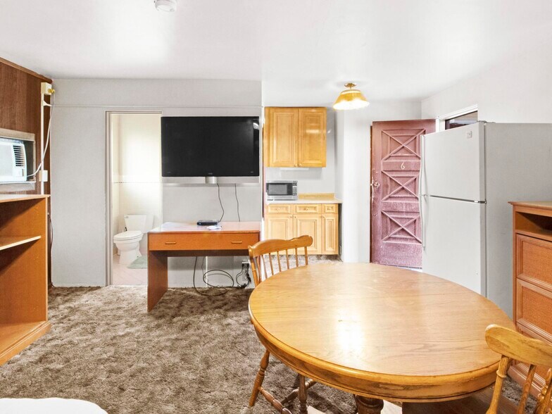 More Photos Of 905 W Spruce St, Rawlins Hotel For Sale