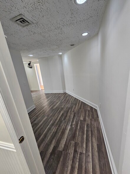 More Photos Of 3303 Main St, Stratford Office For Lease