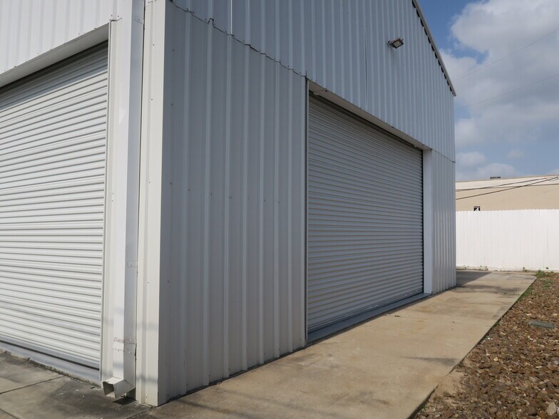 More Photos Of 5707 Schumacher Ln, Houston Auto Dealership For Lease