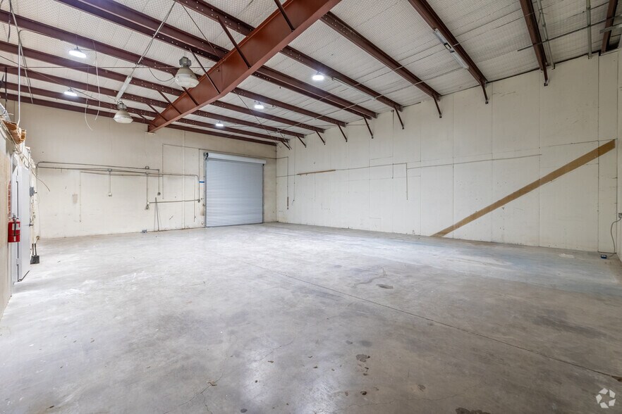 More Photos Of 1110 W Harris Rd, Arlington Warehouse For Lease