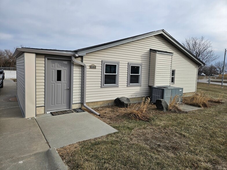 More Photos Of 6505 John J Pershing Dr, Omaha Warehouse For Lease