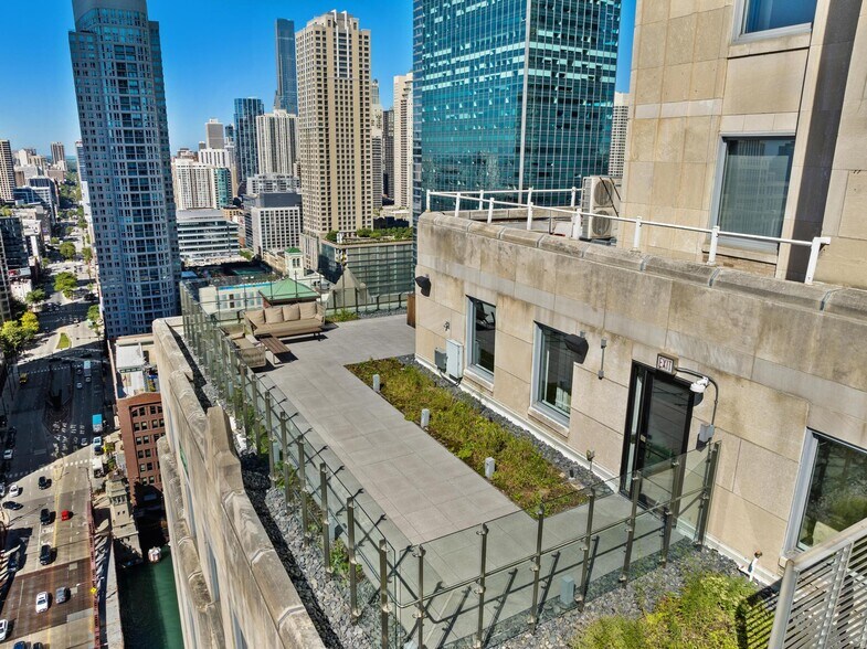 More Photos Of 121 W Wacker Dr, Chicago Office For Lease