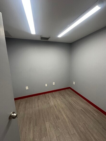 More Photos Of 1125 9th Ave E, Bradenton Warehouse For Sale